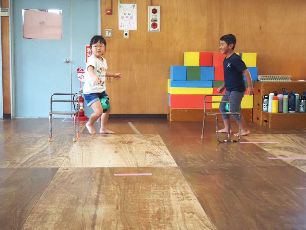 ボールを挟んで歩くのがとっても得意なHちゃん
あっという間に進んでいきます😆

得意な動きもあれば、苦手な動きもありますが
チームで戦っているため一生懸命な姿も…💪
ゲームを通して体の動きを身に付け
簡単なルールや約束を守りながら
友達とコミュニケーションをとって楽しんでいます
