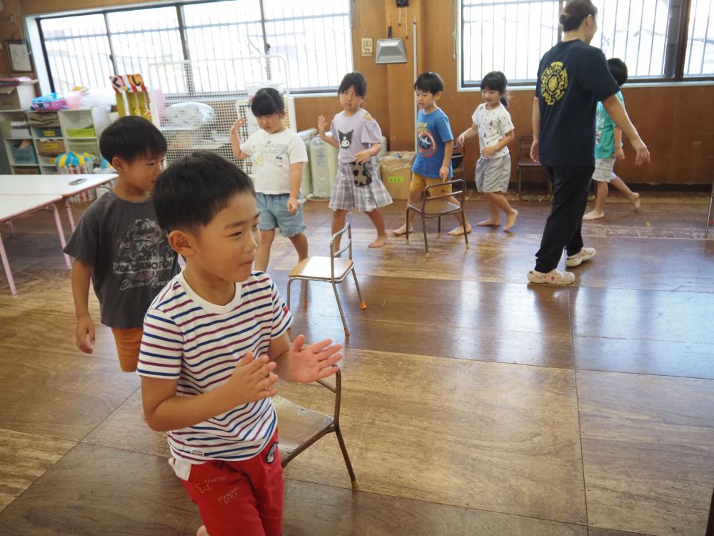 椅子取りゲームは大好きな子も多く
いつ止まるのかドキドキ真剣に歩く子や
曲に合わせて踊りながら進む子など
椅子を抜くのも自分たちで選び
とっても盛り上がります♪

大人も参加することで
“楽しい”“難しい”“勝った”“悔しい”
など子ども達と一緒に共有して遊んでます♡
