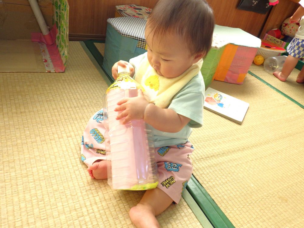 中の様子が気になるTちゃん
倒しては中を見てまた倒しては中を見てを繰り返します