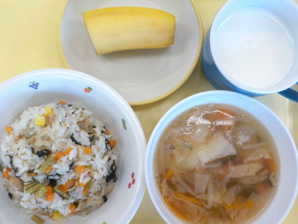 中華菜飯

ワンタン風スープ

バナナ

牛乳