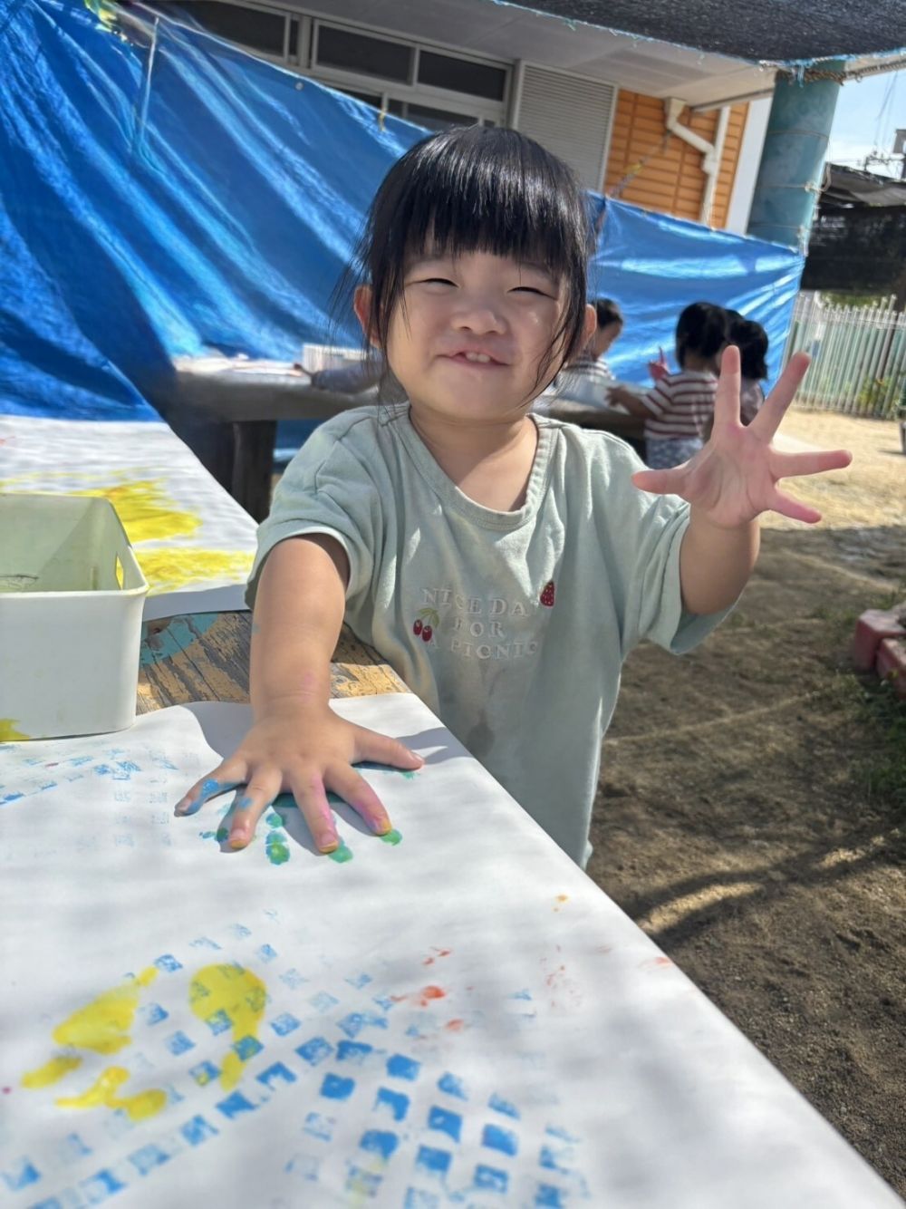 今日はボディペインティングをしました！

手で触ったり、ローラーや筆など様々な方法で
楽しみました♪
