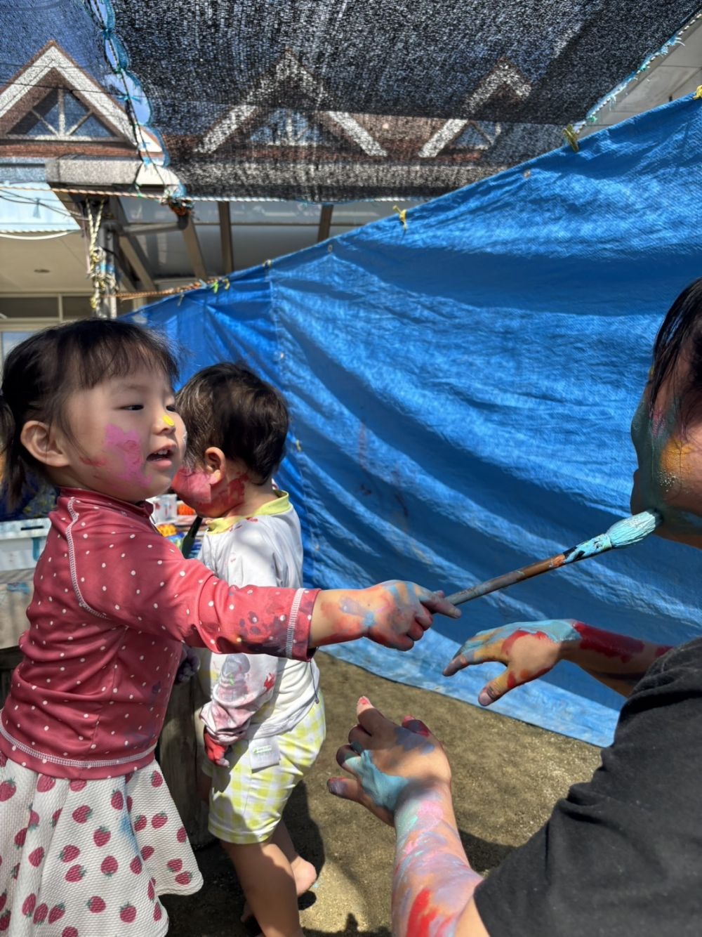 先生の顔にも塗っていいよーと言われると
さっそくぬりぬり～とKちゃん💖

初めてのボディペインティングを楽しんだ
ヒヨコ組さんでした🐥