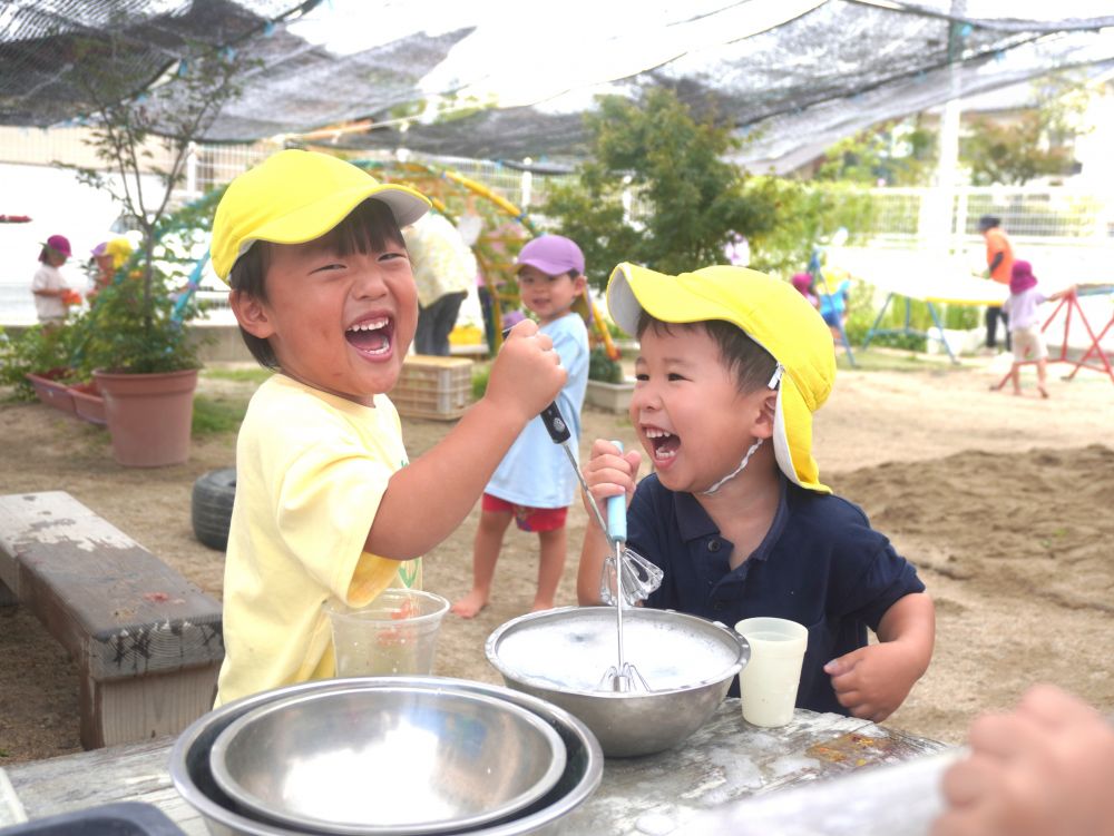 まだまだ続く夏！
泡　水　氷　虫・・・
夏ならではの遊びを存分に楽しんでいます♡



混ぜすぎて泡だて器が絡まったことに大爆笑な２人…♡
おもしろくて何回もやっちゃう！
そして何回でも笑えちゃう！
暑さを吹き飛ばしてくれそうな笑顔です♡