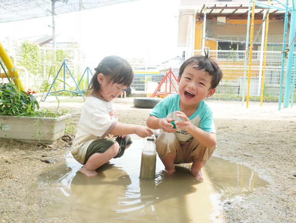 暑さに負けず毎日全力で遊ぶ子どもたち・・・
子どもたちの笑顔から元気を分けてもらう先生たち・・・
子どもの体力と元気さって本当にすごいなと感心します♡



泥水の大きな水たまり！
ペットボトルに水をためたり
水たまりの中に座ったり
ドロドロになりながら全身で楽しんでいます♡
