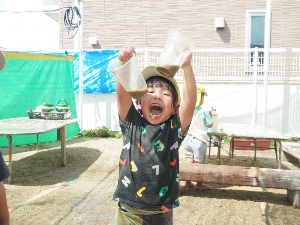 「わーーーあ！！」
泥水をすくって
バシャーっと投げてを繰り返す♡