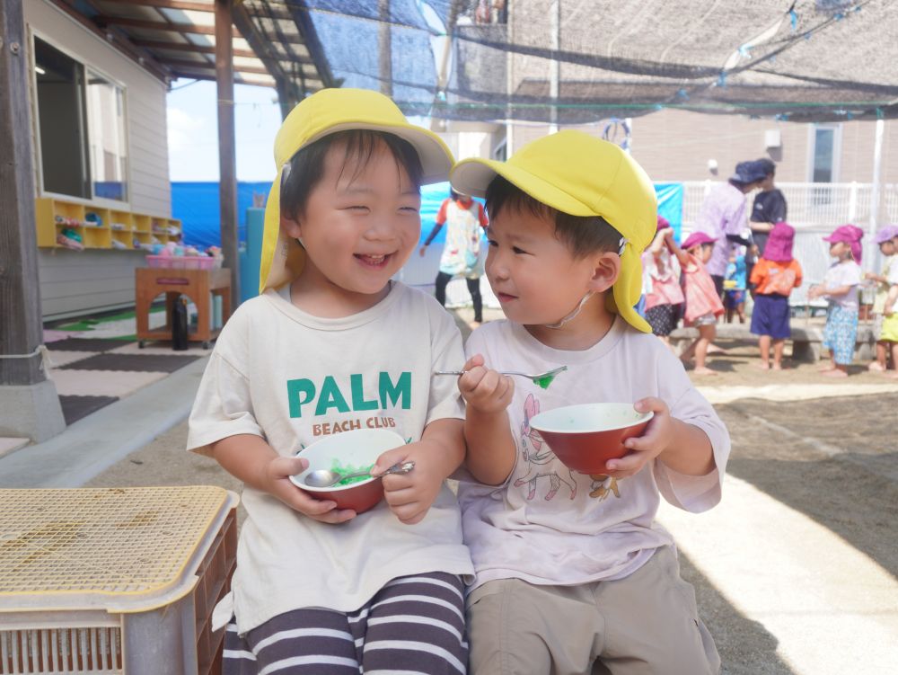 暑い中食べるかき氷は一段とおいしい♡
「おいしいね～」
「つめたいねー！」

９月に突入しそうですが・・・
まだまだ夏を楽しみたいと思います♡
