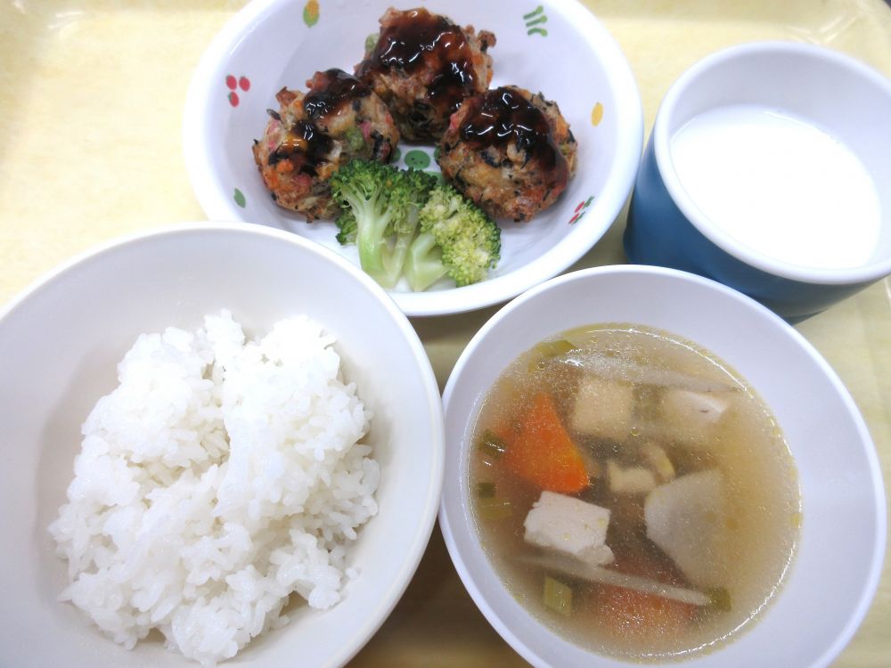 ご飯

たこやき風

ゆでブロッコリー

けんちん汁

牛乳

