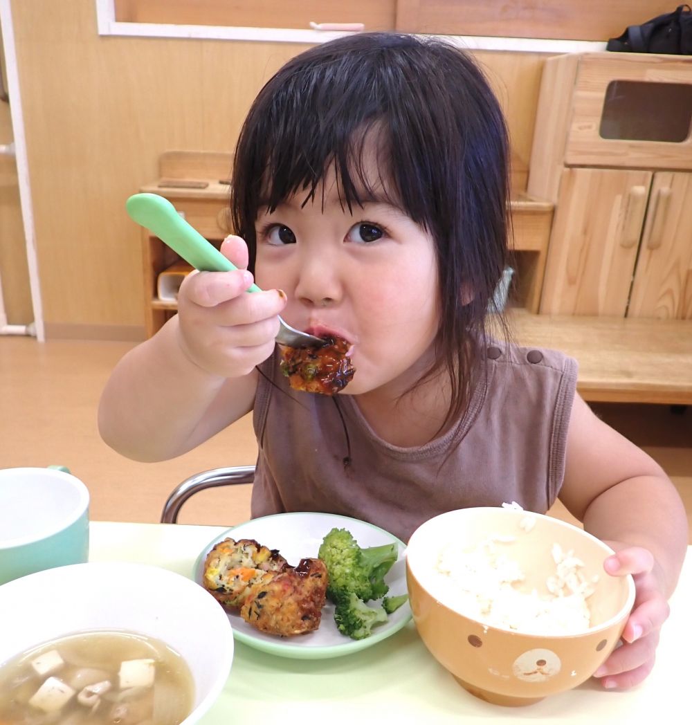 まだまだ暑い日が続きますね。
今日の献立は【たこやき風】と【けんちん汁】でした♪

「おいしそう♡」と大きなお口でパクッ
しっかりよく噛んで食べていて
あっという間に完食していましたよ♡