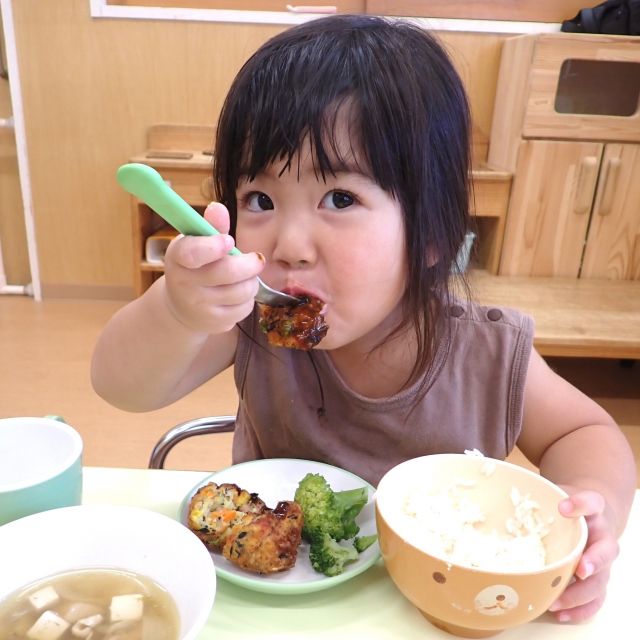 ＊　給食時間の様子　（すいみい保育園）　＊