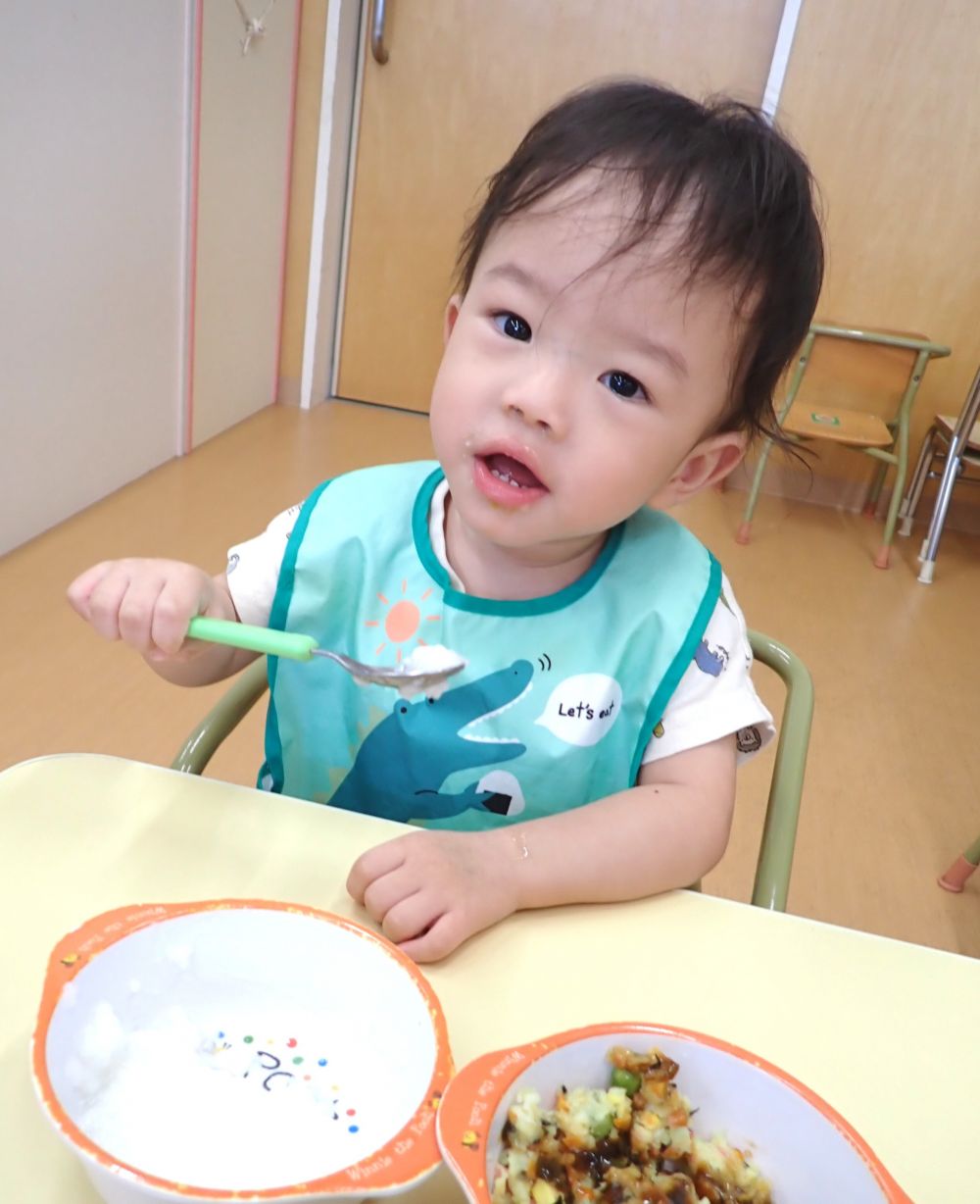 自分で食べるのが上手になったヒヨコ組さん。
フォークやスプーンを使って食べていました♪
毎日成長を感じます😊