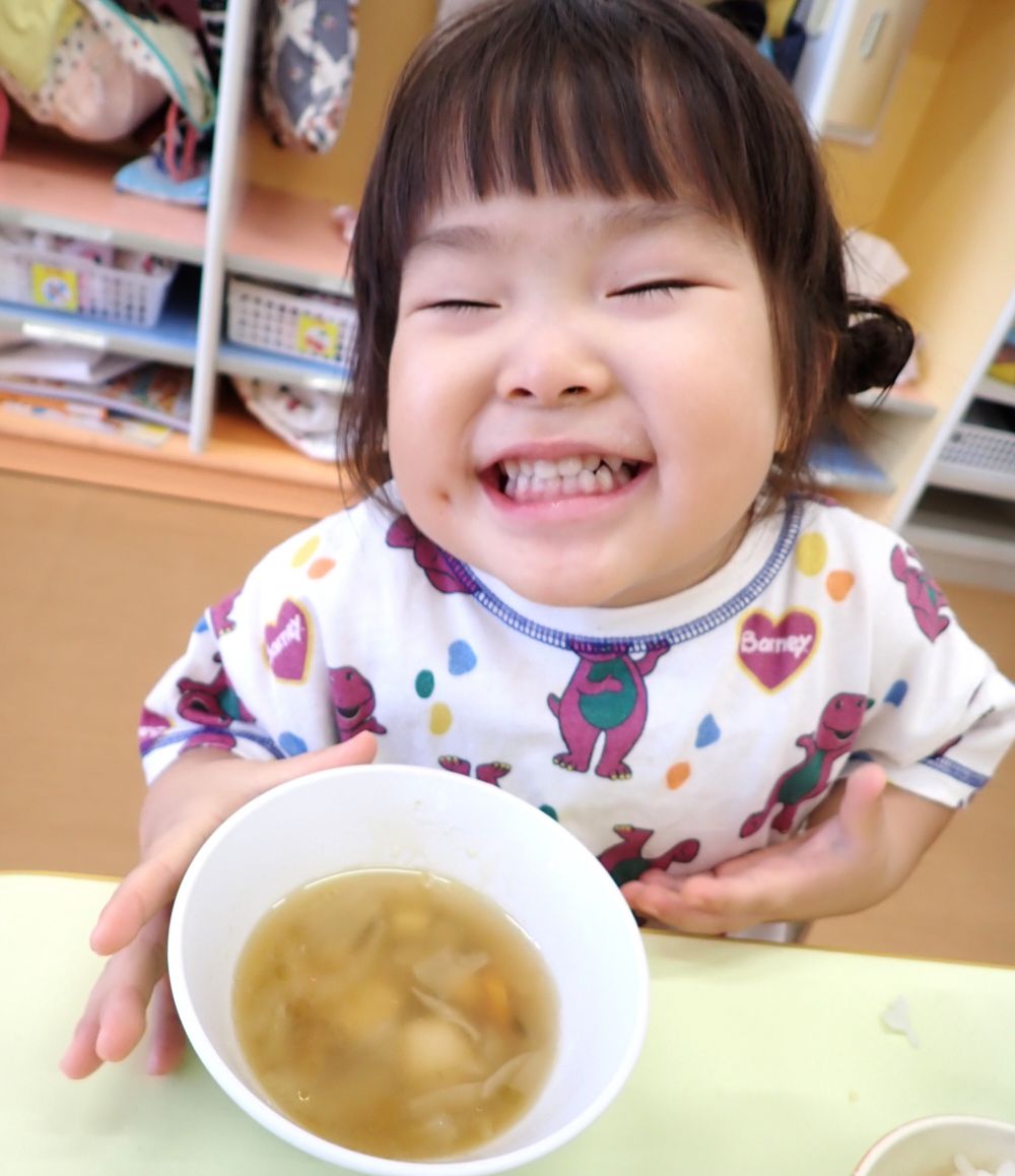 けんちん汁も好評で
一口飲んでニッコリ笑顔♡
みんなの笑顔を見られて嬉しいです！

たくさん食べて大きくなあれ♡