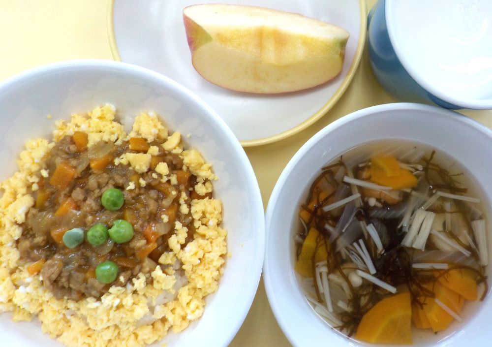 ひまわり丼

もずくのスープ

りんご

牛乳