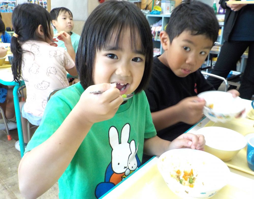 Ýちゃんはいつも苦手だったグリンピース
お皿にグリンピース４粒残っていたので

苦手かな？食べられる？無理しないでいいよと話しをしていたら…

「これ食べられるようになったんよ～」
「みとってねー」

すごいじゃん！！
今まで苦手だった食べ物に挑戦し、食べられた時の喜びは格別ですね♡
