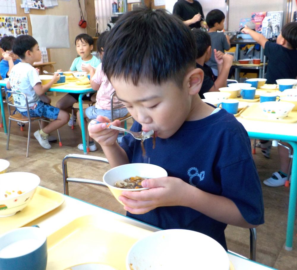 もずくスープを見つめながら「もずく、にがて…」とSくん
なにが苦手？と聞くと

「上手にすすれないよー　ラーメンとかもすすれない」

先生と一緒にすする練習してみよう！
う～のお口で吸ってみよう！
【う～～】と言いながらエアーで吸って練習しました♪


食べられたーーー！！

出来た！の積み重ね　
今日の給食時間も楽しく過ごしました
明日の給食も楽しみにしおいてね♡


