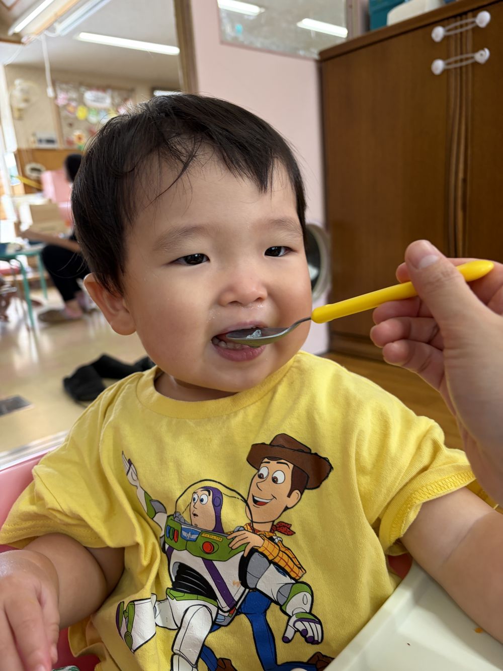 舌でぺろぺろとかき氷を食べる
ニコニコのDくん。
おいしかったね😊
