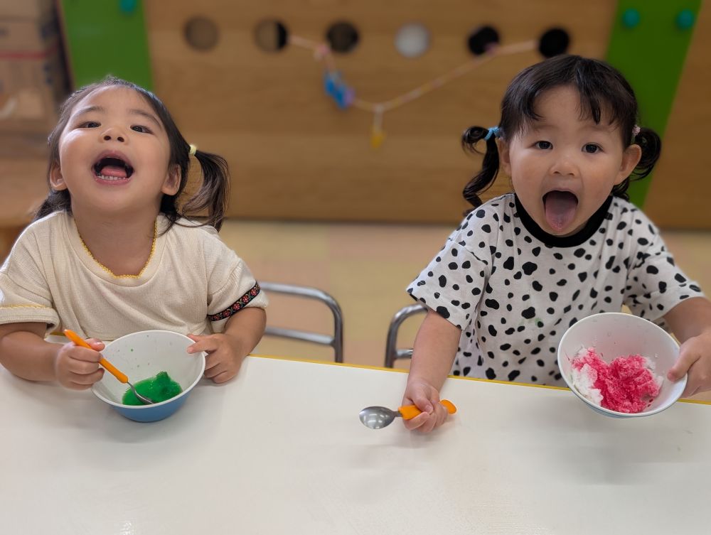 今日は、楽しみにしていた第2回目のかき氷の日です🍧

かき氷のうたも歌って、給食も食べ終わって、いよいよかき氷の時間⌚
それぞれ、好きなシロップをかけて「パクッ♪」

かき氷のうたを歌っているとRちゃんとNちゃんは
舌を”ベー”って見せてくれました♪