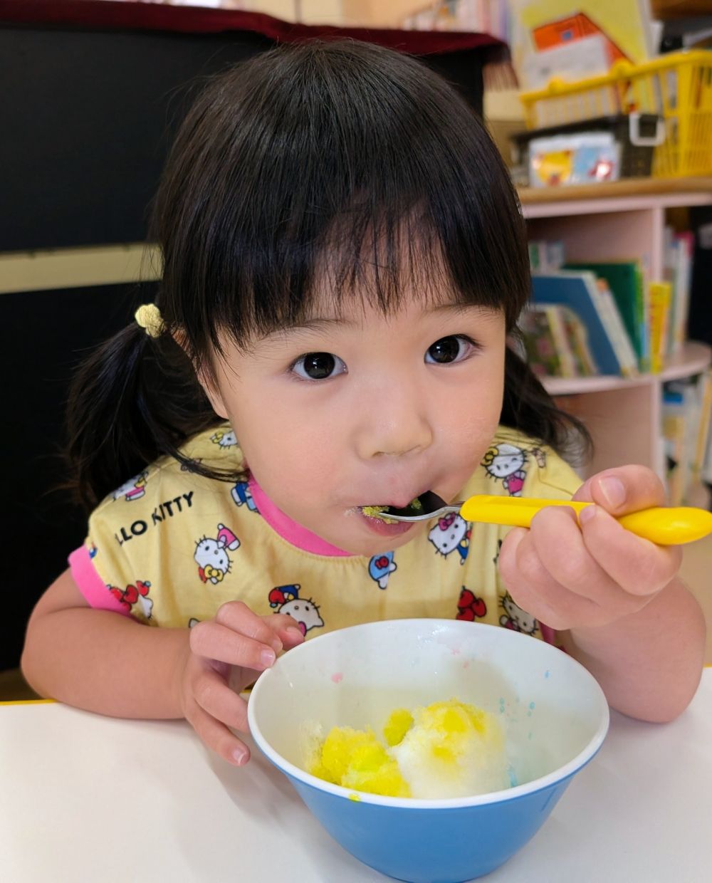 「Rはきいろにした！」と美味しそうに食べてるRちゃん💕

「つめたいね！」　「せんせいは、なにいろにしたん？」
「みてみて～♪あおになった♪」
子どもたちの嬉しそうな声が次々と聞こえてきます😃