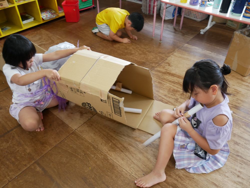 何やら大きな段ボールを切って
くっつけている女の子
「先生ガムテープがまだほしい…」

何を作っているのか聞くと…