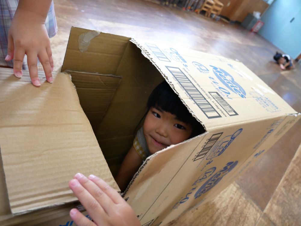 「よし！！じゃあTちゃん中から♡」
「うわー狭い😆」
「ガムテープがちぎれない～」
作るのもなんだか楽しそう♪