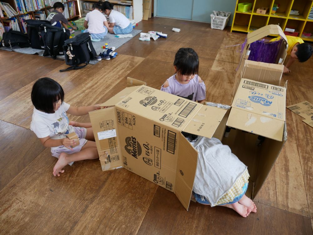 だいぶ長くなりましたが
「なんかまっすぐ立たん…」
と困っていると見ていた友達がやってきて
「まっすぐの道だけじゃけ立たんのんよ」
「曲がるのも作ったら？？」
とアドバイスをもらいやってみることに💡
「あ！！立った！！あと少しで完成♡」
その後はおばけも描いていました😊
完成が楽しみです♡大人も入れるかな…？？