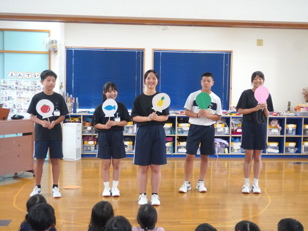 先週に続き今週は
栗原中学校のお兄ちゃんお姉ちゃんが職場体験に来てくれました
卒園児も多い職場体験
懐かしい思いと・・嬉しい気持ち・・♡



最終日のお楽しみ会！
「黄色い風船ルルル～」
「パイナップルー！！」
一緒に歌ったり果物を当てたりするのを楽しみました♪