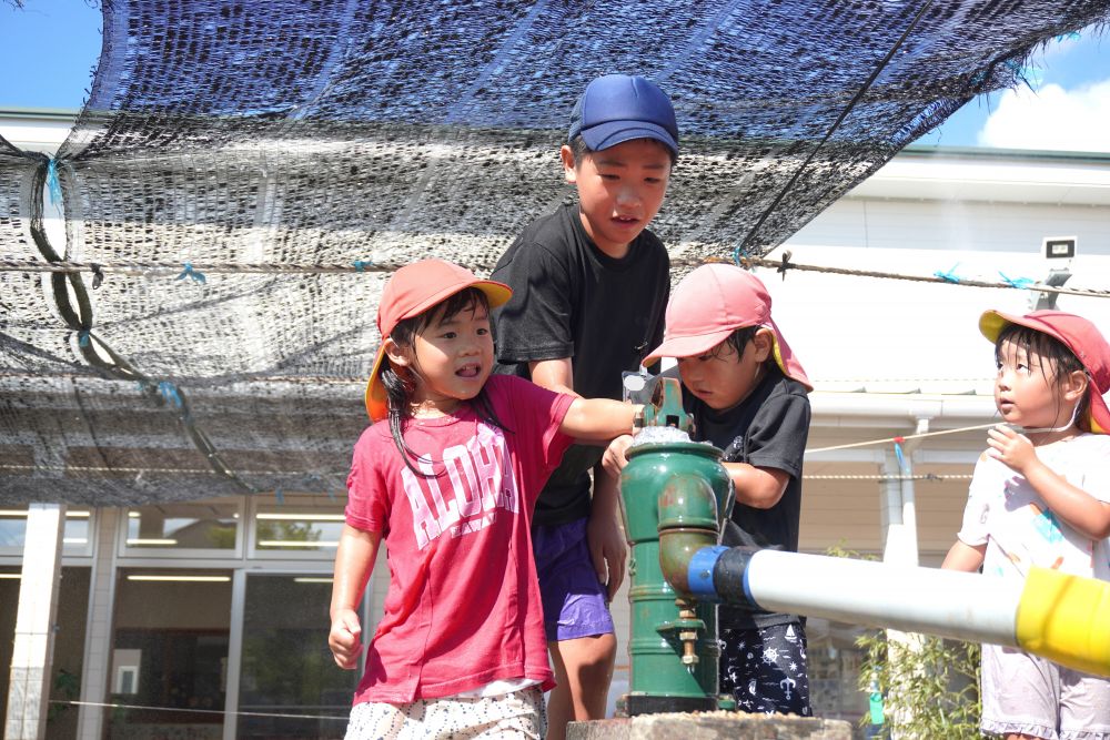 水遊びをしたり・・・
全身ビショビショになるまで全力で遊んでくれて
子ども達も大喜びでした♡
3日間ありがとうございました！