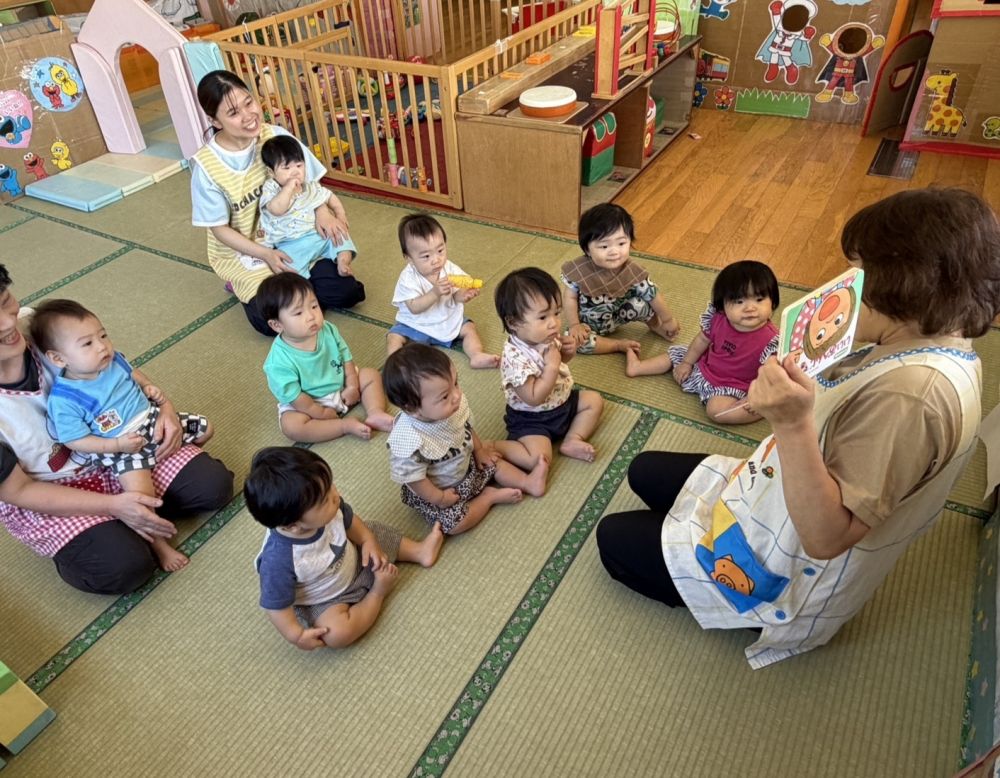 ０歳児
　　｢いいおへんじできるかな｣

ことり・こいぬ・ねこ・かいじゅう・ゆうちゃんと順番に
名前を呼び返事をしていく話です。
ことりは『ピイピイのピイ』　
かいじゅうは『ギャオ～ス』
さてさてみんなはどんなおへんじができるかな？　
みんなもまねっこして手をあげて
『は～い✋』とっても上手にできますよ。
ぜひ、家でもおへんじ『はあ～い』して
一緒に楽しんでみてね！

