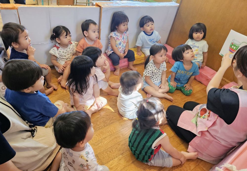 １歳児
　　「はらぺこソーダくん」

おなかがへっているソーダくんが
スイカやレモンなどをストローでじゅるじゅる～と
吸い込んで、ジュースをつくるお話です。
最後に完成したジュースを飲むことを
楽しみにしているヒヨコ組さんです🍹

