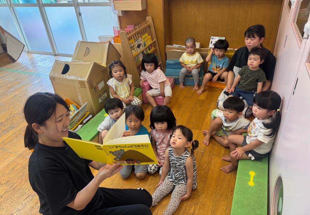 ２歳児
　　「こぐまちゃんのどろあそび」

実際に泥遊びを経験したクマ組さんにお勧めの絵本です。
絵本を通して、自分たちの泥遊びを思い出したり、
友達と遊んだ楽しさを共有したりすることができます。