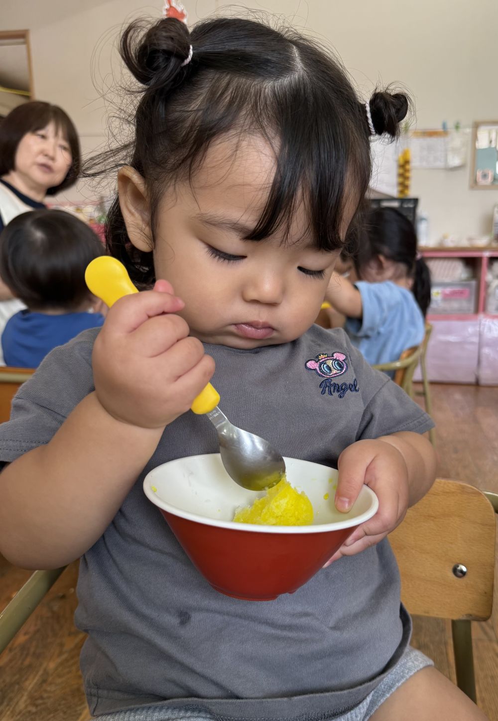 待ちに待った２回目のかき氷の日🍧

「何色にするー？」

「あか！」
「きいろ！」
と好きなシロップを選びました！