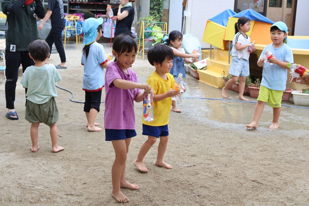 
プール
水遊び
セミとり
かき氷
すいか割り🍉と
夏を思いっきり満喫したゾウ組さん

夏の締めくくりは　【水鉄砲対決🔫】

しかも今日の対戦相手は　“キリン組さん”

水鉄砲にたくさん水を入れて気合十分！

ゾウ組VSキリン組の闘いの幕あけです🔥
