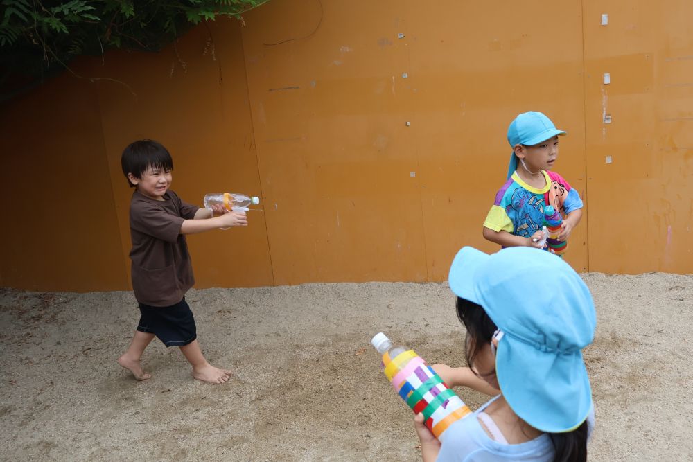 
後ろからこっそり狙うMくん
しかし横から反撃を受ける（笑）

全身で水の心地よさ、楽しさを味わいました♡

楽しかった夏も終わり ・ ・ ・
来週から９月に突入！
気温に気をつけながらも
ゾウ組が大好きなからあげ鬼ごっこを
思う存分楽しんでいきたいと思います🐔

