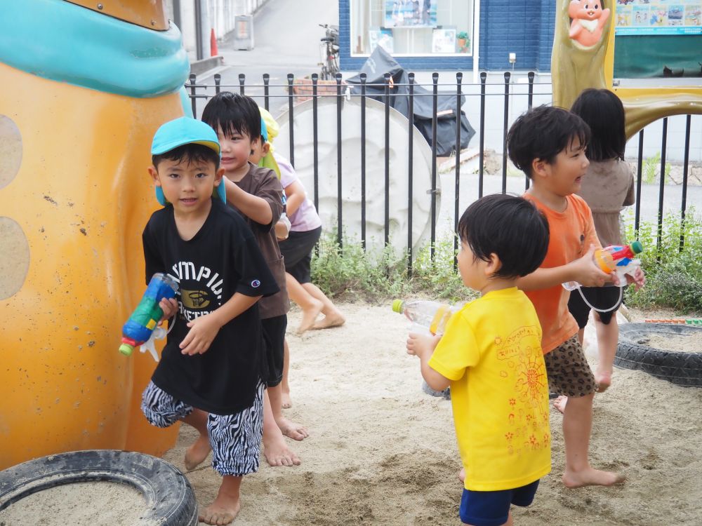 ゾウ組さんに狙われるMくん
砂場遊びも泥団子も虫探しも
一緒に楽しんだゾウ組さん
夏の思い出がまた増えたね♡