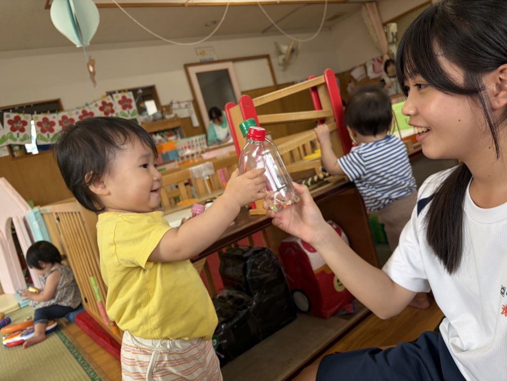 8月25日～27日
日比崎中学校のお姉ちゃん達が
職場体験に来てくれました。

0.1歳児のクラスに入ってもらい、
絵本を読んでもらったり、
水遊びをしたり・・・

