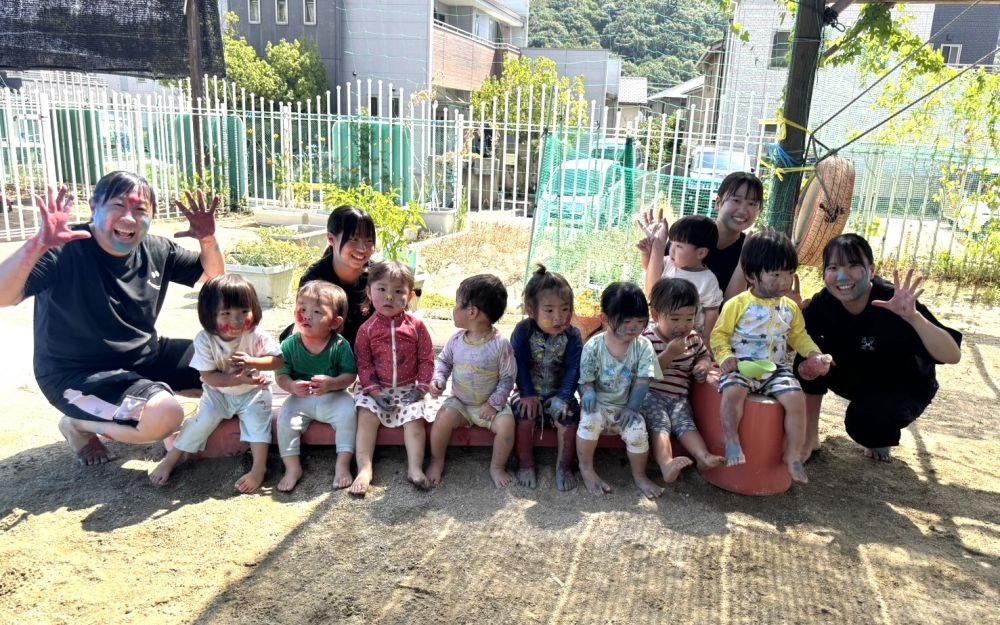 ボディペインティングでは、
子どもと一緒に手や筆に絵の具をつけて
白い紙や腕に、自由に描いて遊びました。
