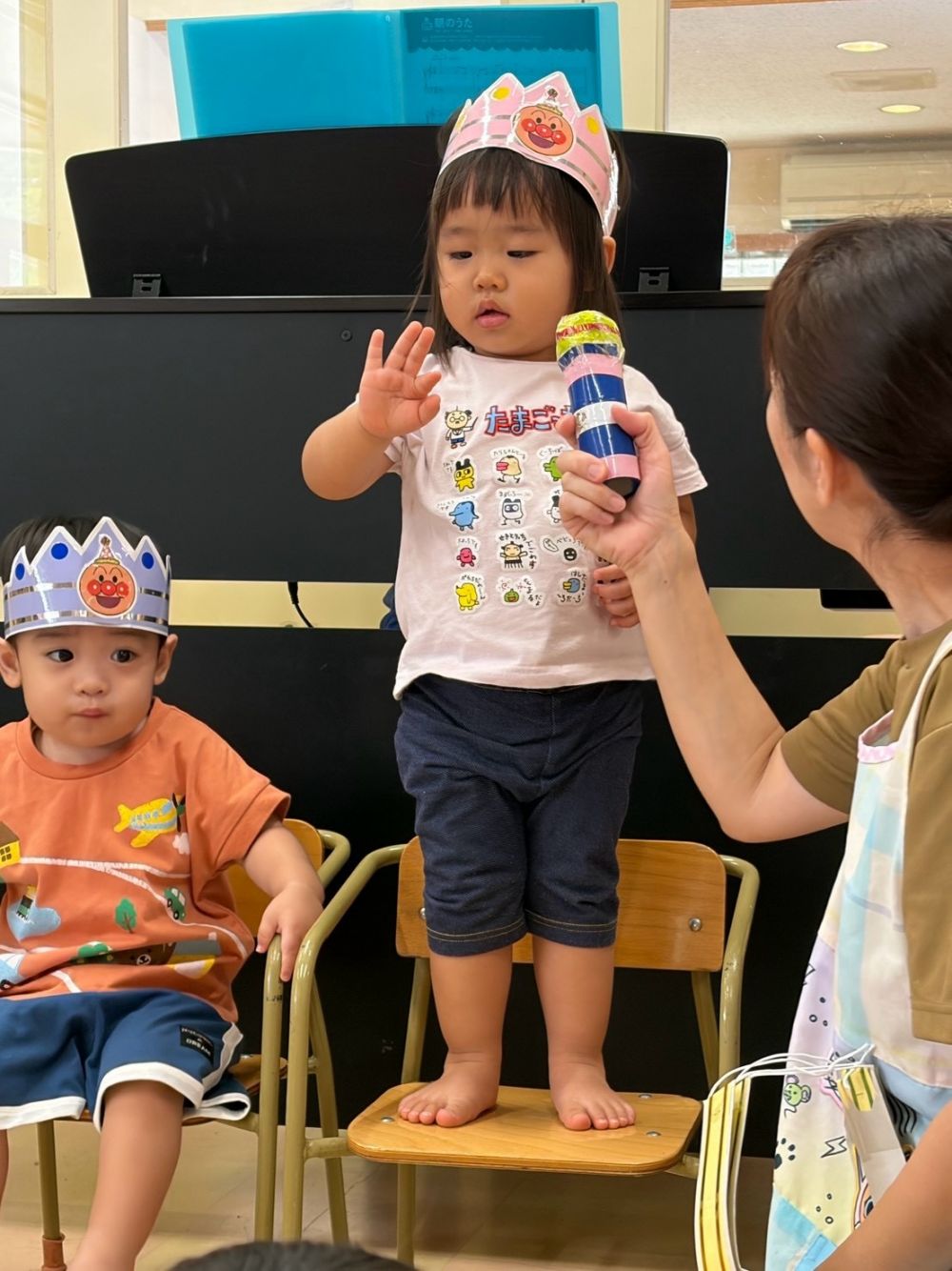 「何歳になりましたか？」
と聞かれたNちゃん
一生懸命「2」のポーズをしようと
頑張っていました☺️