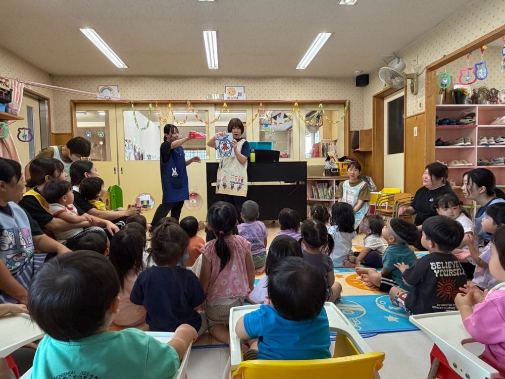 先生の出し物は、『かき氷を作ろう』
かき氷のシロップは、魔法の水に
みんなでおまじないをかけて
色んな味を作りました！！

「赤かなー？」「青かなー？」
何色になるか考えながら、みんなで
「ちちんぷいぷいの  えいっ！」とおまじない！

出来上がった色のシロップをかけて、かき氷を作りました！
最後は、かき氷の歌を歌って楽しみました♡
