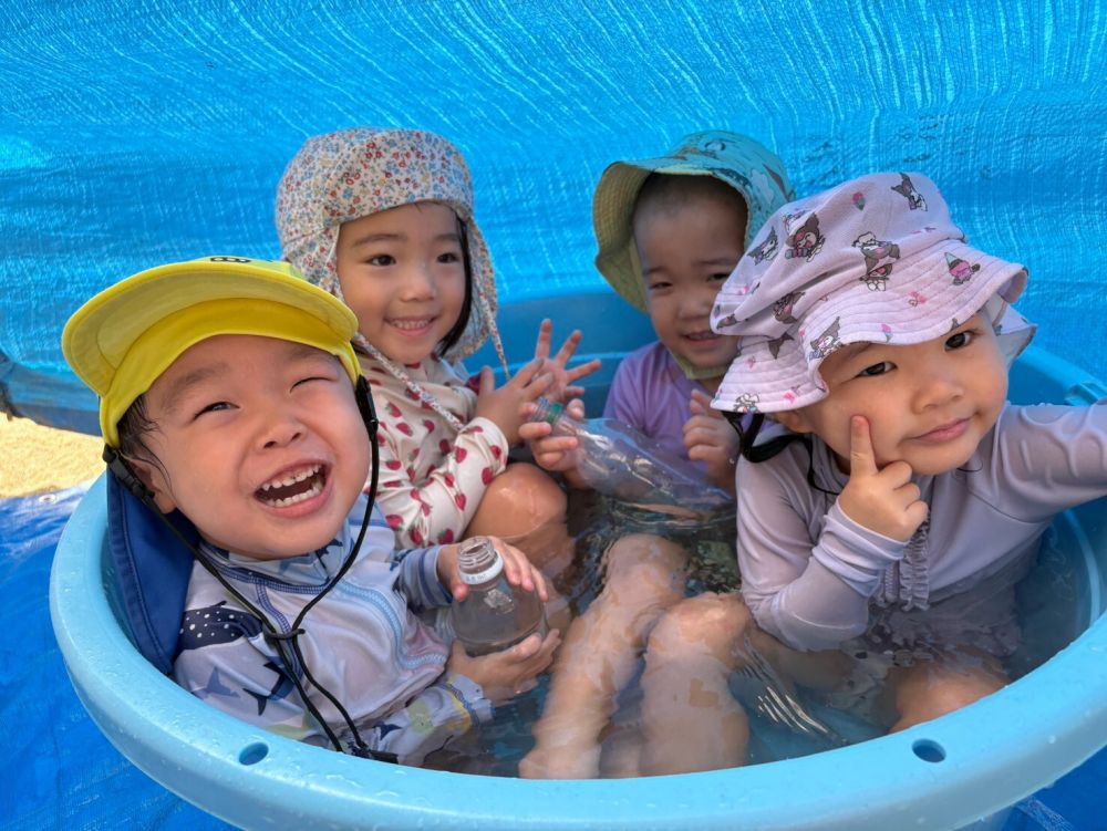 8月も今日で最後です🏝️

８月も楽しい思い出がたくさんできました📷

プールの時には大きなたらいにお水を貯めて、
みんなで入ったね😊