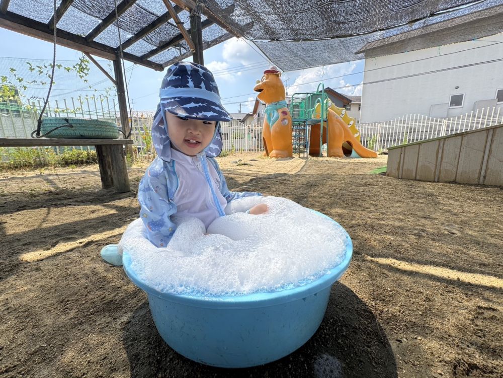 泡を入れて泡風呂にしたり、フワフワな泡を掴もうとしたりして
いつもとは違うあそびも楽しんだね♪

まだまだ暑い日は続きますが、
プールの季節が終わってしまいました🫧

楽しい思い出がたくさんできたね😊