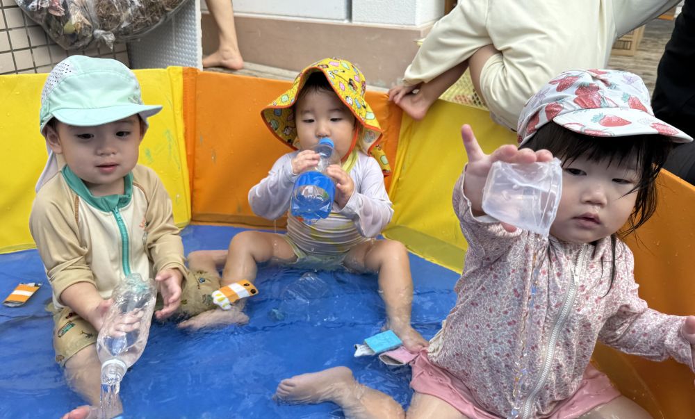 今日は最後のプールの日。

大きなプールで
水をすくって出してを繰り返し中の
3人です💕
