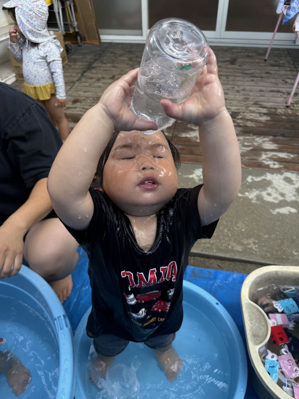 水遊びが大好きなRくんは
顔から水をかけて全身で水を堪能していました✨️