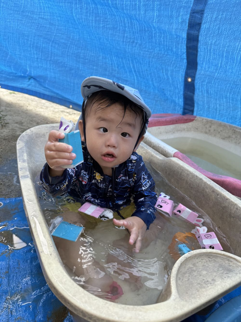 お魚をたくさん、水の中にいれて
いっしょにプカプカ🐟

プール遊び、楽しかったね！また来年も楽しもうね🎶


