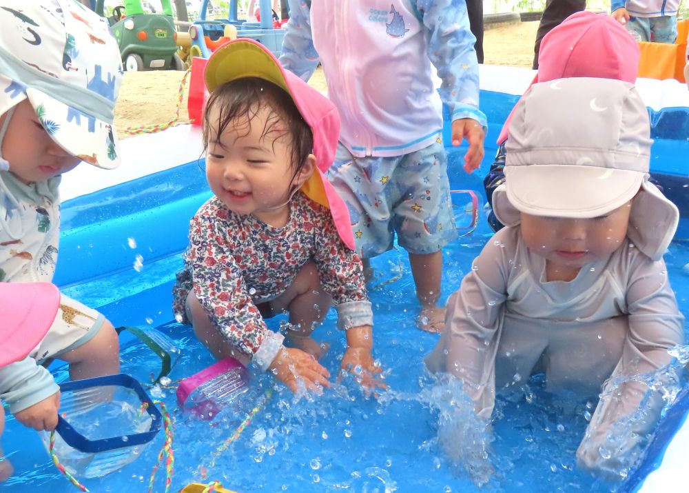 手でバシャバシャ💦
楽しいね✨