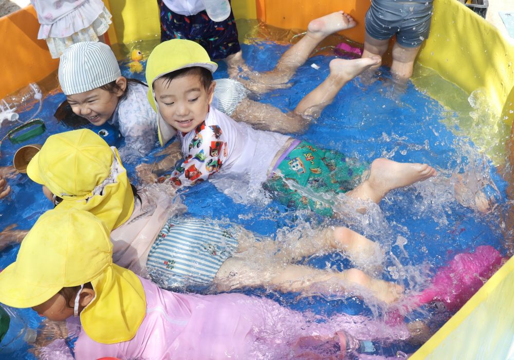 みんなでバタ足👣
よーいドン！！

水遊び、楽しかったね💕