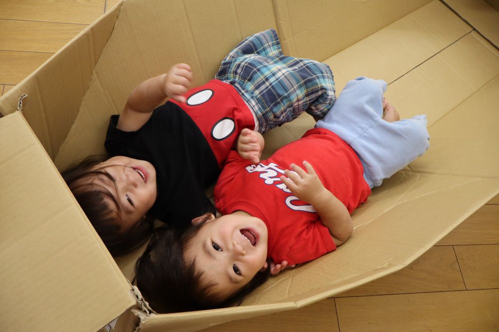 お部屋に大きな段ボールがやってきた！

長ーい段ボールに入って・・・
2人でごろーん♪
ピッタリサイズのベットだね🌟