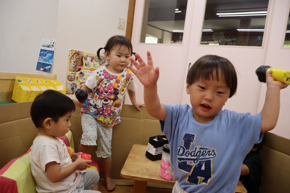段ボールの部屋に
机といすを置いてみました

自分たちで食べ物やおもちゃ、
マイクを持ってきて・・・

カラオケルームの完成♪
マイクを持って上手に歌っていました😆
