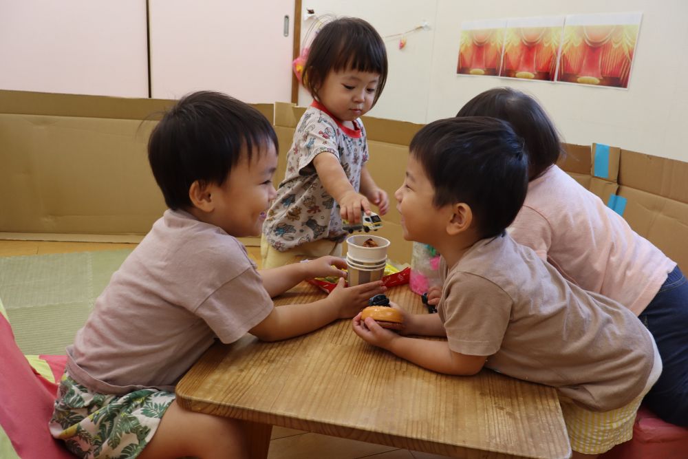 お家ごっこを楽しむ2人♡
「お腹すいたねー！」
「なんか食べよ！」

自然と会話が広がっていく✨

お家ごっこが大好きな
子どもたち💕
「歯磨きしてから寝るよ！」
「電気消すね！」
「冷蔵庫に入れとくね！」

家族で話しているような
具体的なやりとりが出てきており
毎日忙しそうに遊んでいます😁
