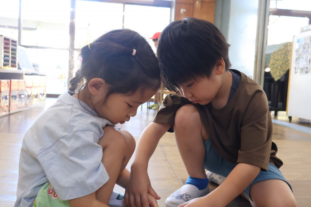 回せるようになったMくん！
・・・すると、

Mくん「ねぇ！一緒にコマしようよ！」
Kくん「Kくん、できるかな・・・」
Mくん「教えてあげる！あのね～・・・」

自分が出来た嬉しさから、友達の挑戦を後押し！！
