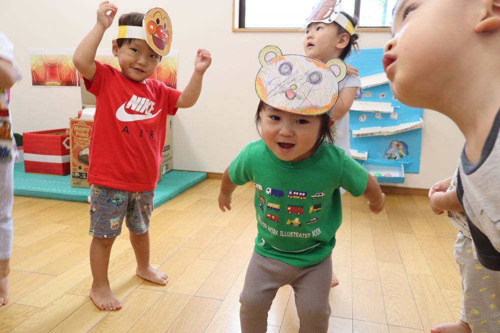 「うさぎさんのたいそうは～♪」

先生の振りを上手に真似しています😆