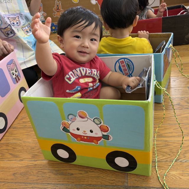 運動会ごっこ①　～０歳児　ウサギ組～